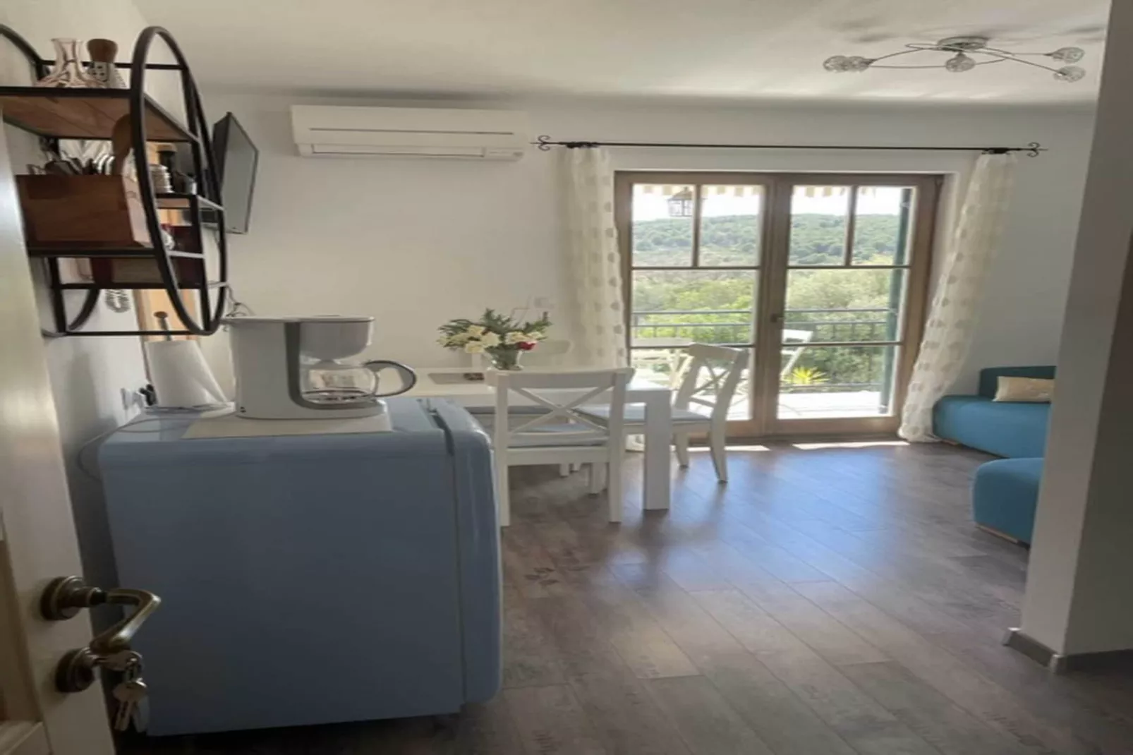 Apartments Villa Kameja - One Bedroom Apartment with Balcony and Nature Reserve View (Zeleni)-Salon