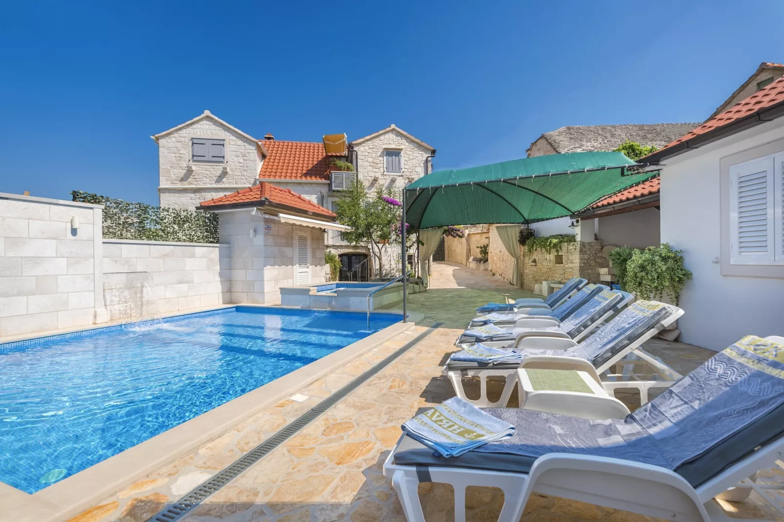 Holiday home Škrika -Three Bedroom Home with heated Pool and Jacuzzi-Outdoor