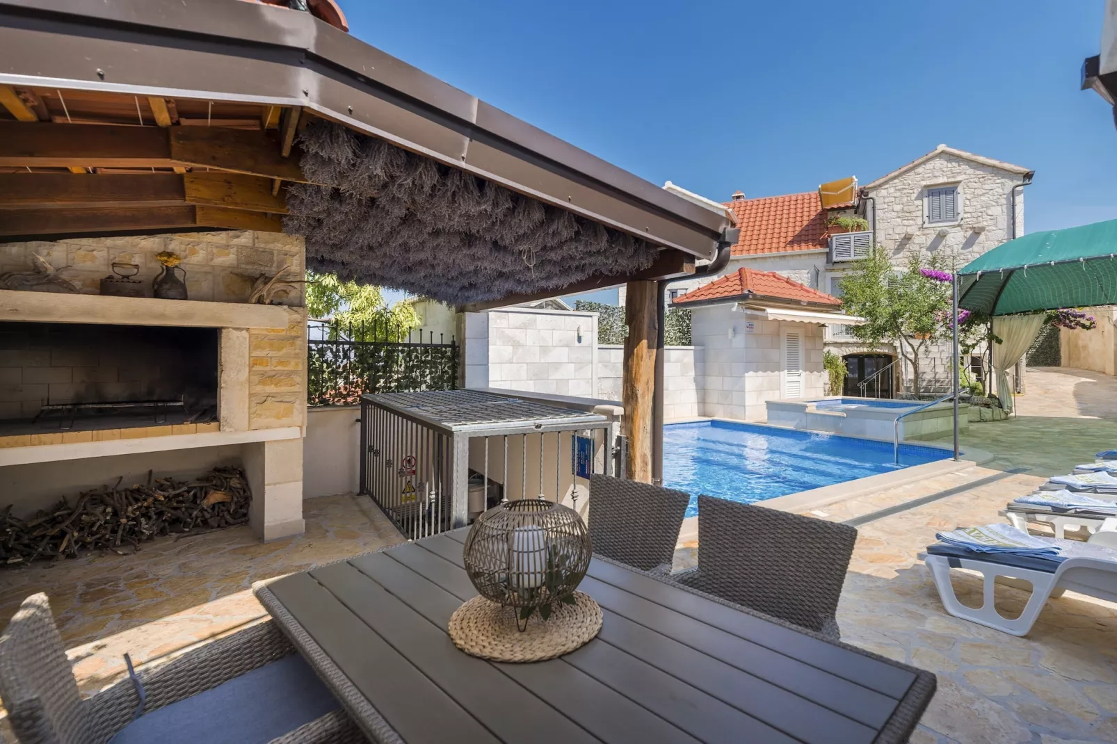 Holiday home Škrika -Three Bedroom Home with heated Pool and Jacuzzi-Outdoor