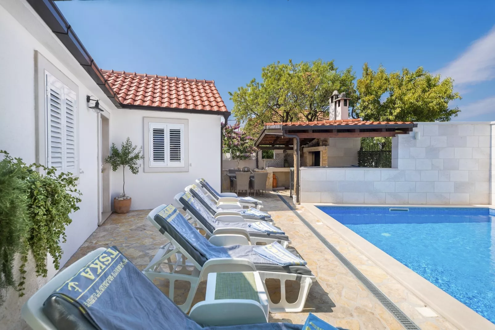 Holiday home Škrika -Three Bedroom Home with heated Pool and Jacuzzi-Outdoor