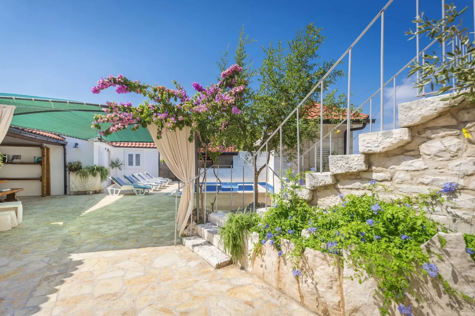 Holiday home Škrika -Three Bedroom Home with heated Pool and Jacuzzi-Outdoor