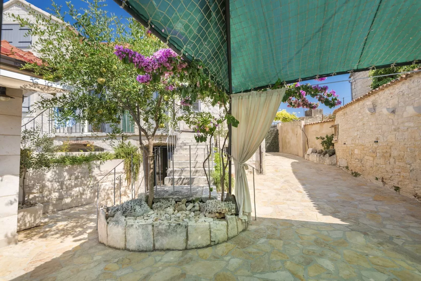 Holiday home Škrika -Three Bedroom Home with heated Pool and Jacuzzi-Outdoor