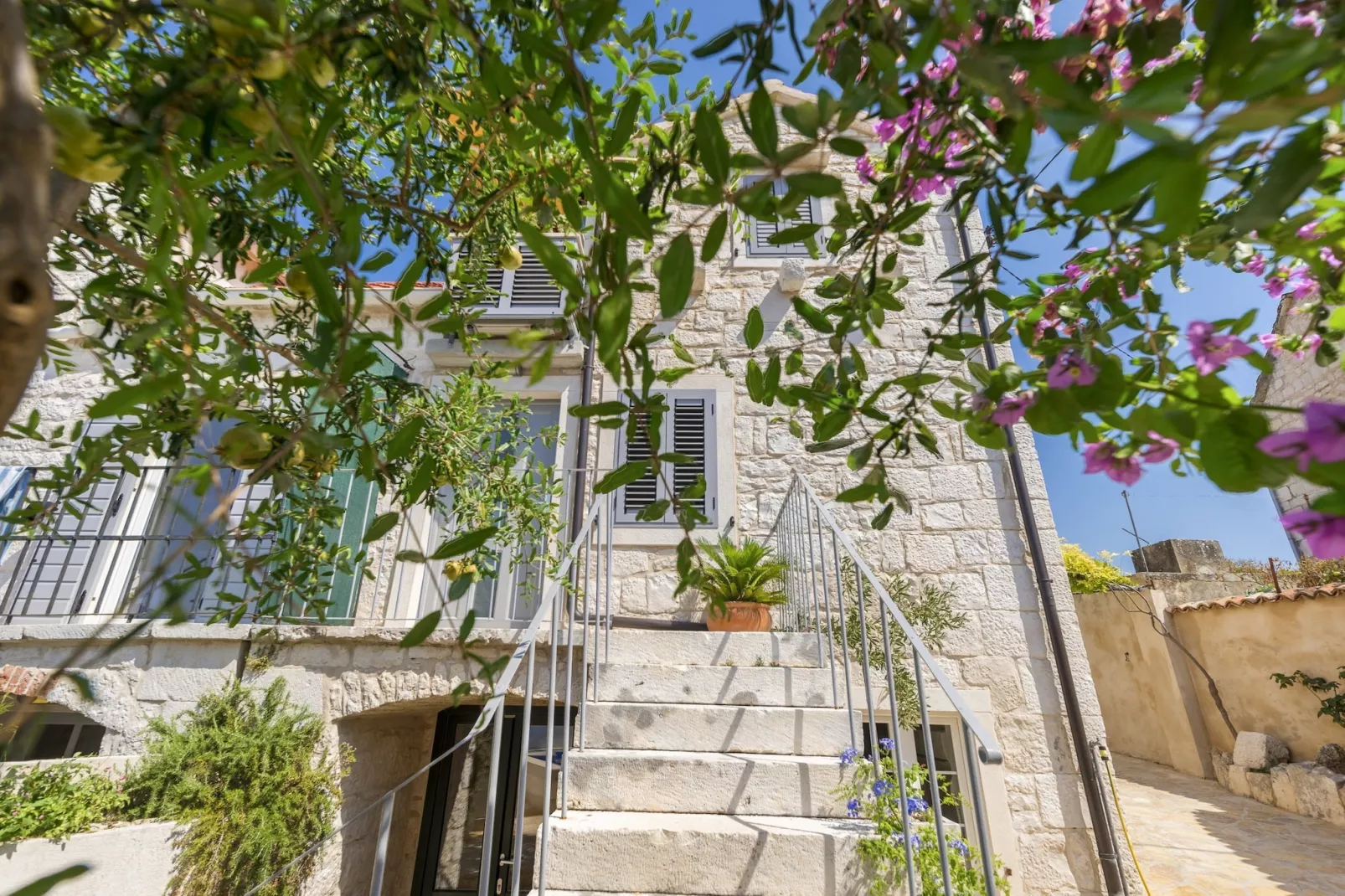 Holiday home Škrika -Three Bedroom Home with heated Pool and Jacuzzi-Outdoor