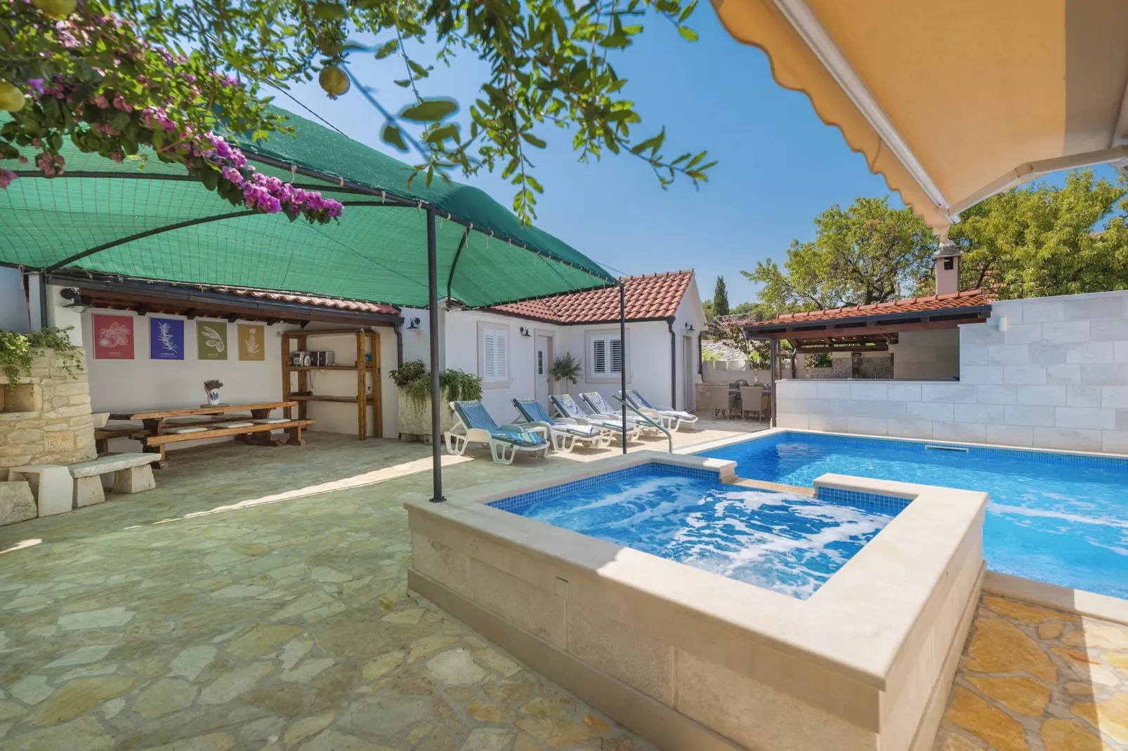 Holiday home Škrika -Three Bedroom Home with heated Pool and Jacuzzi-Pool
