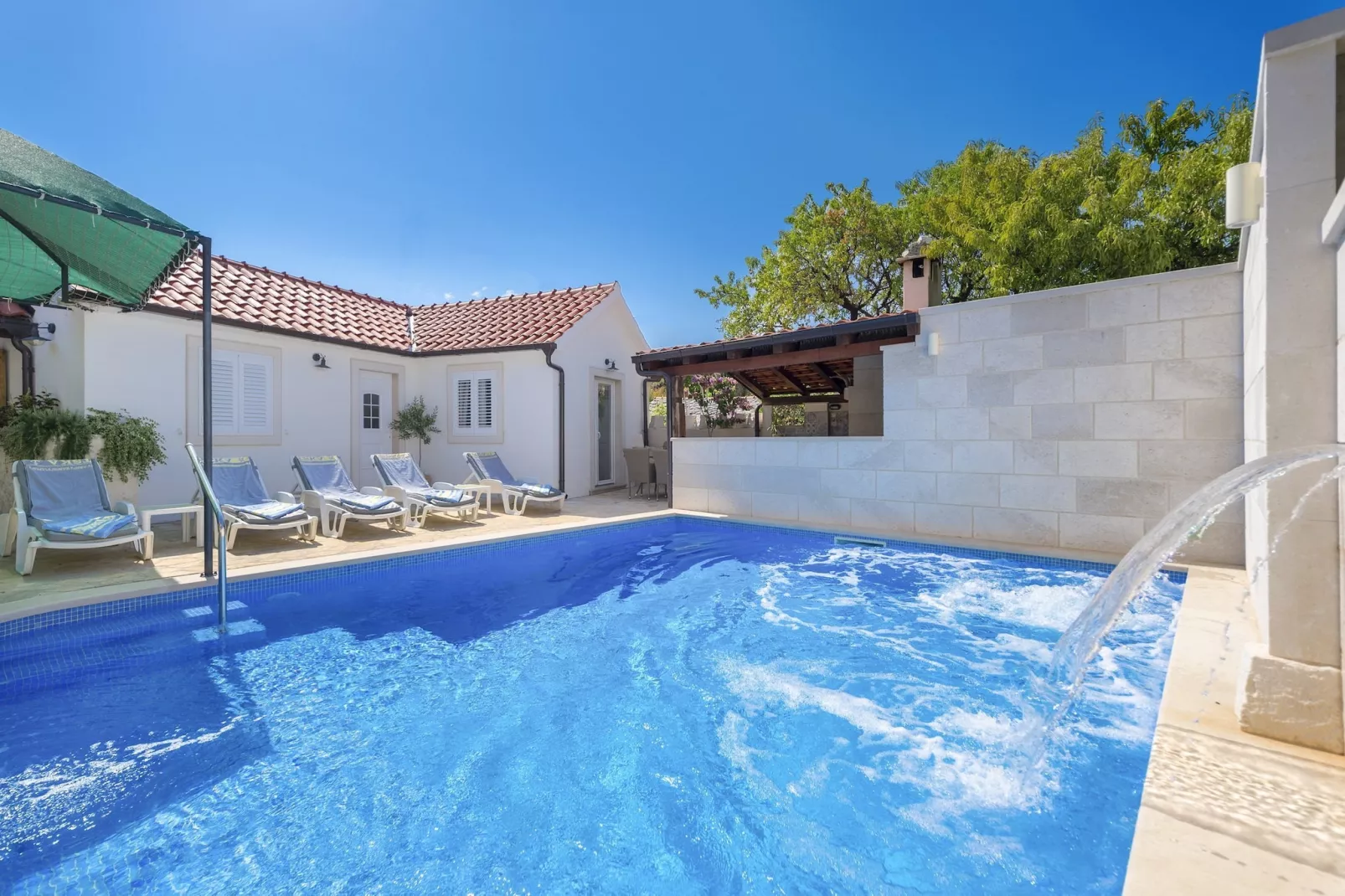 Holiday home Škrika -Three Bedroom Home with heated Pool and Jacuzzi-Pool