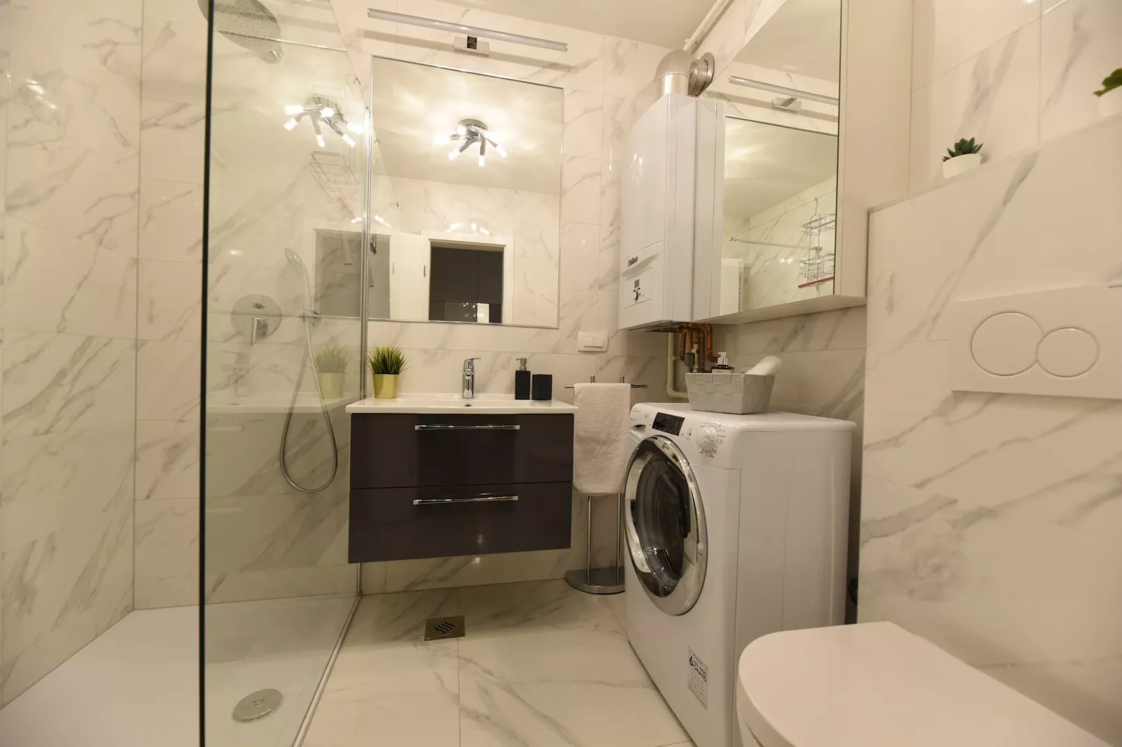 Mary's Apartment - One Bedroom Apartment-Bathroom