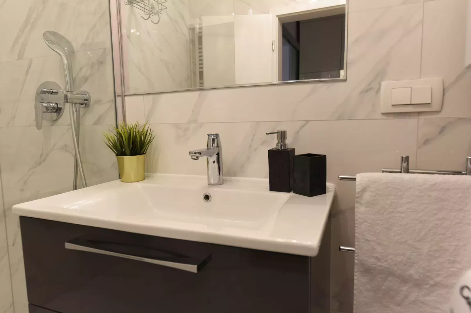 Mary's Apartment - One Bedroom Apartment-Bathroom