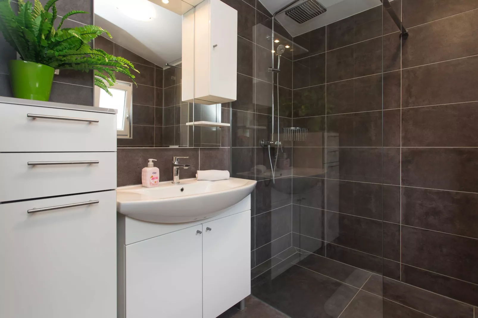 Villa Tomic - Four-Bedroom Villa with Private Pool-Bathroom