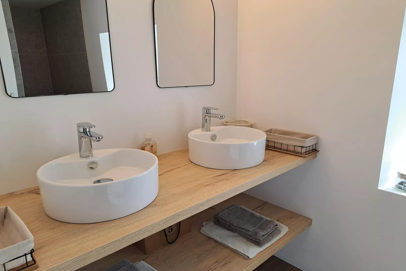 Natursteinhaus Plounévez-Lochrist-Bathroom