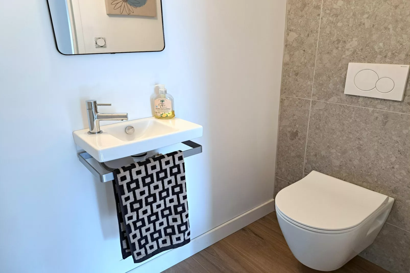 Natursteinhaus Plounévez-Lochrist-Bathroom