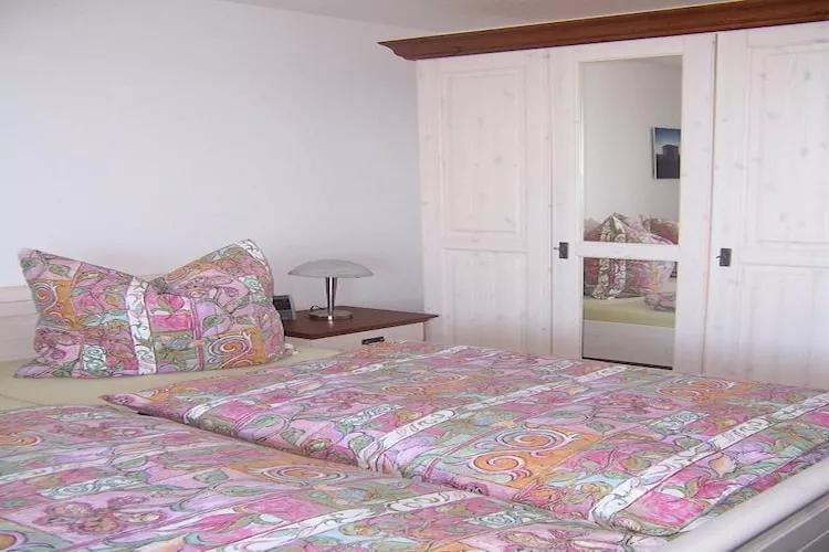 Mitteldeck 493-Bedroom