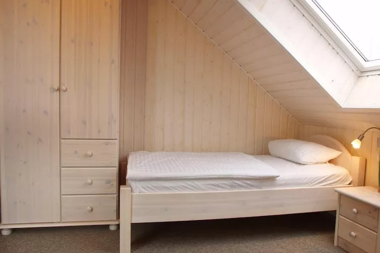 Schwan 290-Bedroom