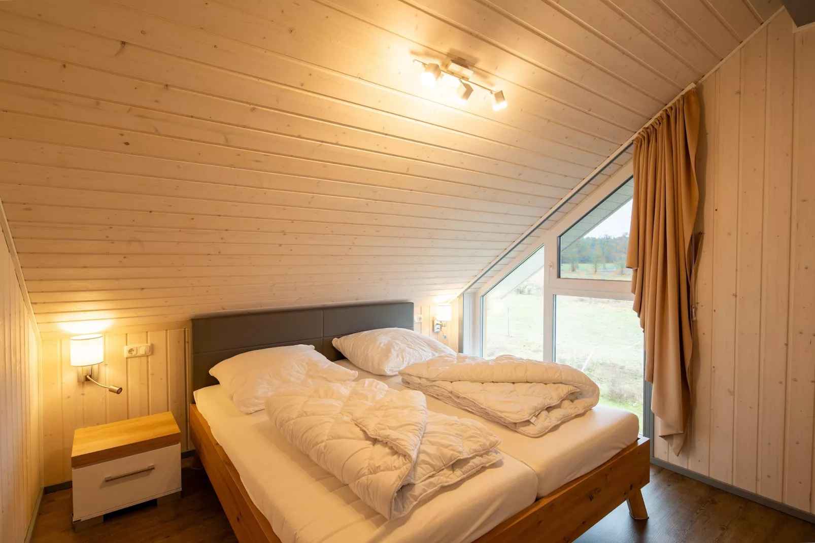Schwan 307-Bedroom