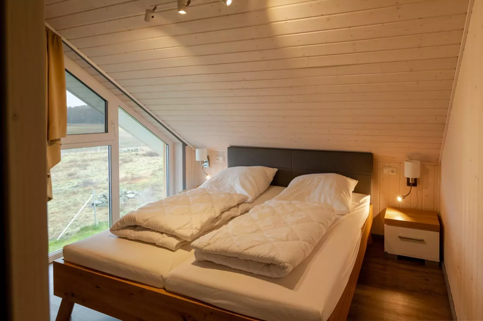 Schwan 308-Bedroom
