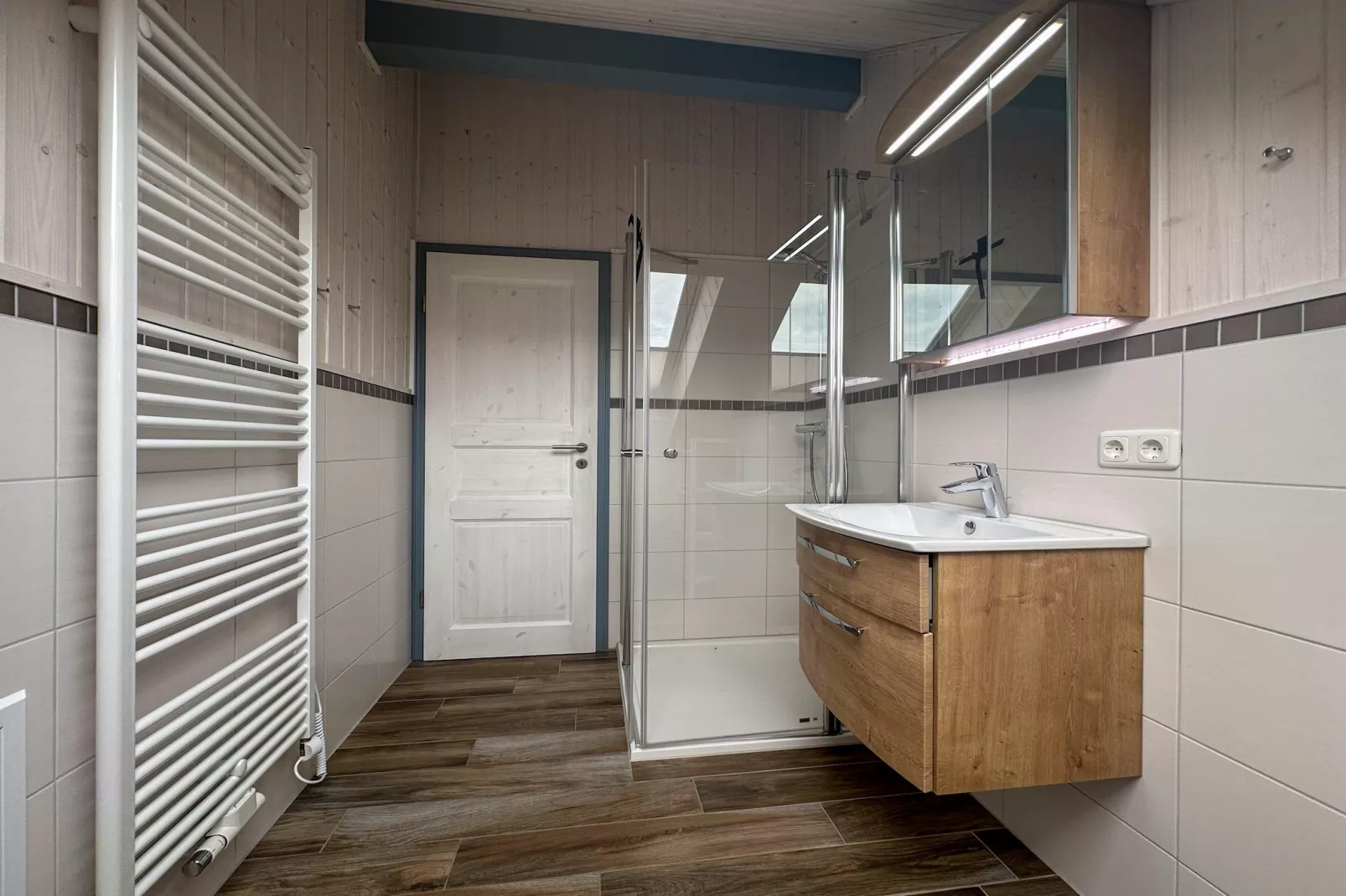 Schwan 311-Bathroom
