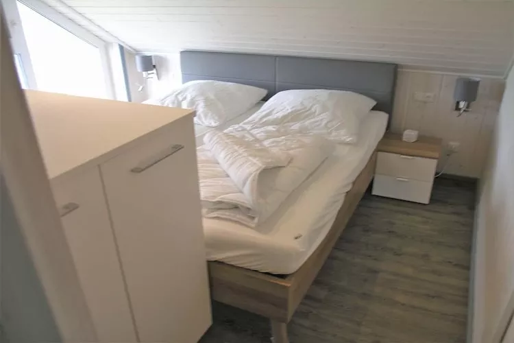 Schwan 312-Bedroom