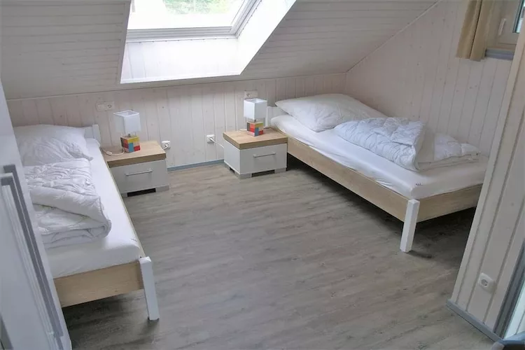 Schwan 312-Bedroom
