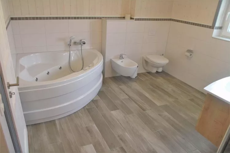 Schwan 312-Bathroom