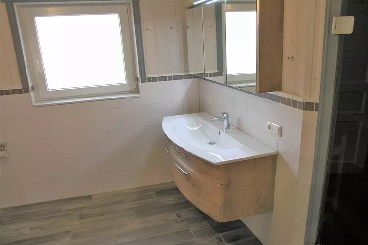 Schwan 312-Bathroom