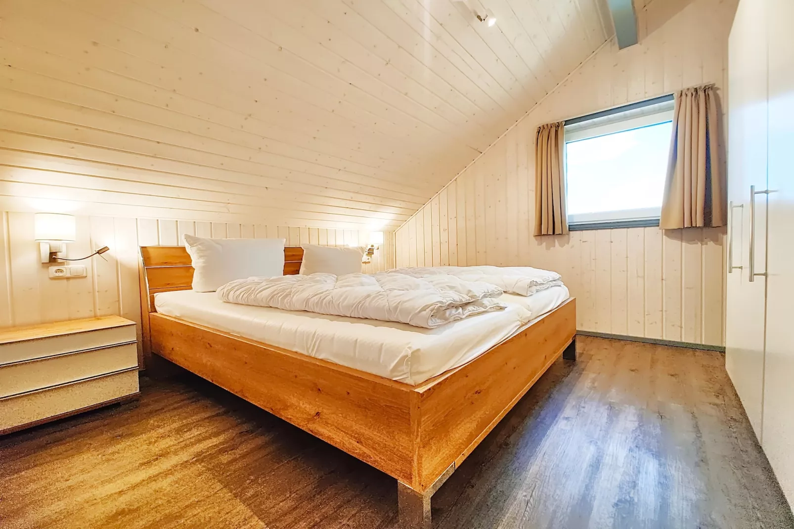 Schwan 315-Bedroom