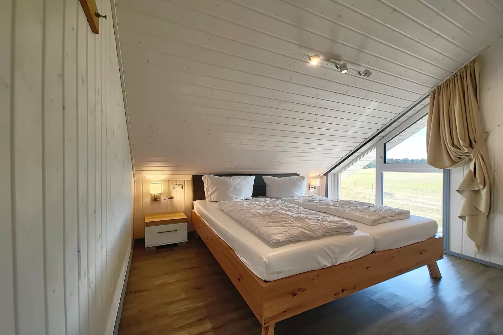 Schwan 315-Bedroom