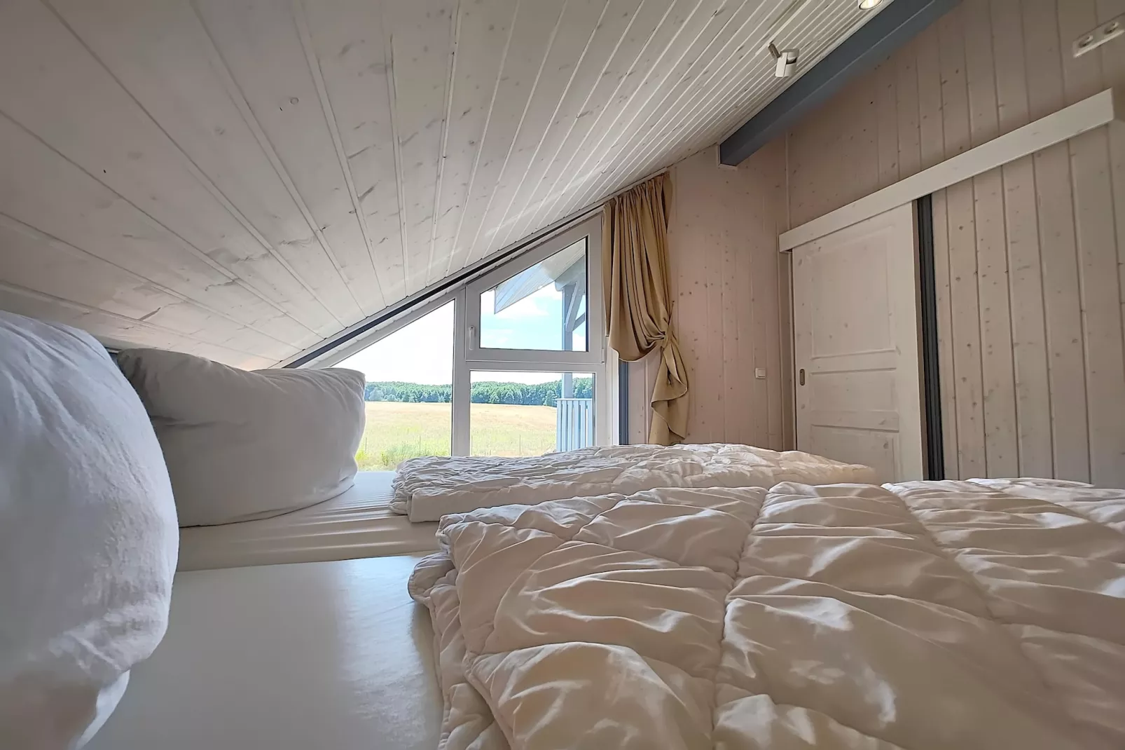 Schwan 315-Bedroom