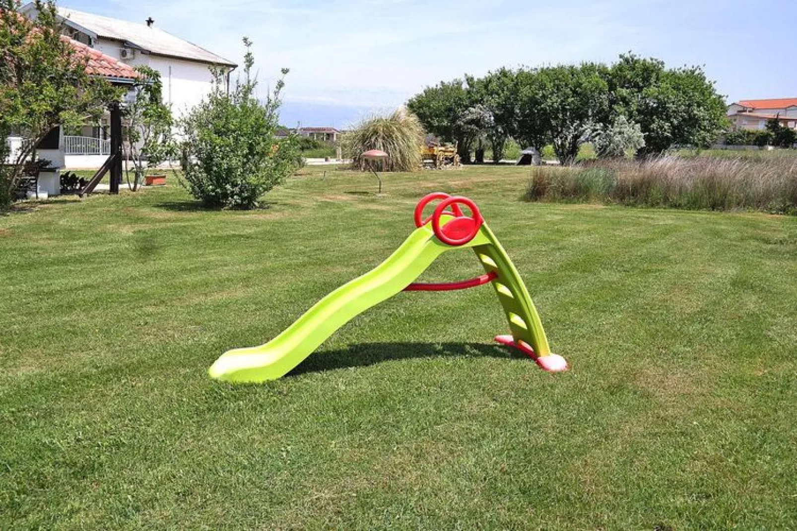 Apartments Lug Privlaka A4 plus1 ca 40 qm  with 5 persons-Gardens summer