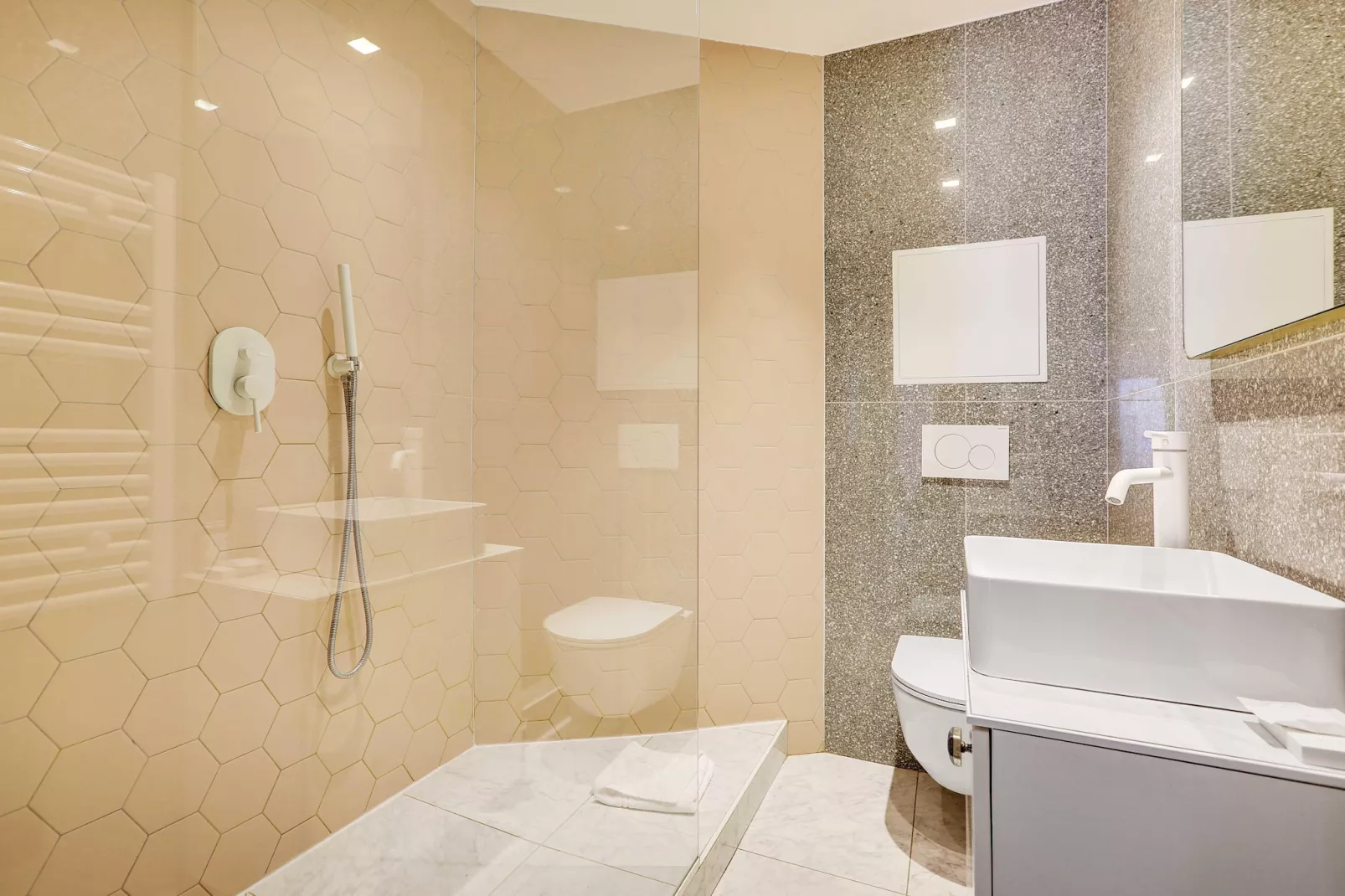 EC-1-PELEE-G-Bathroom