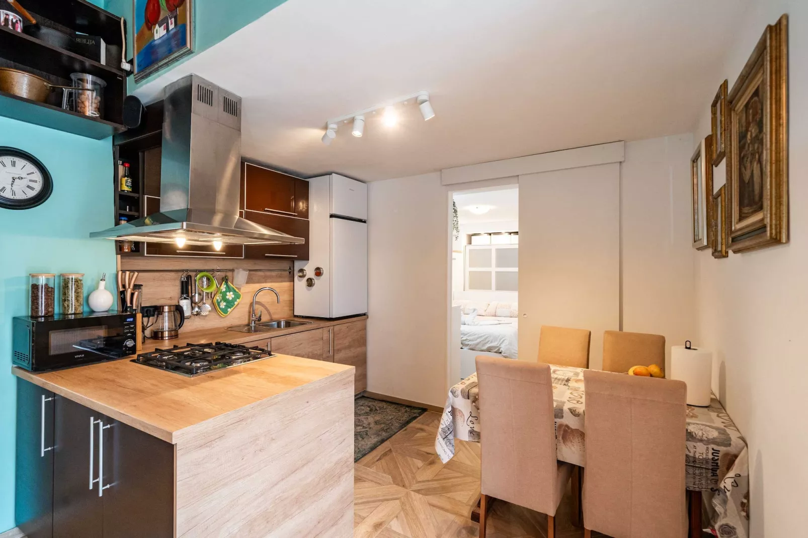 Apartment & Room Sunset Beach - One Bedroom Apartment with Terrace and Garden View-Dining room