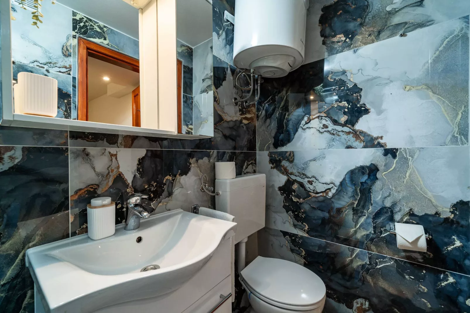 Apartment & Room Sunset Beach - One Bedroom Apartment with Terrace and Garden View-Bathroom