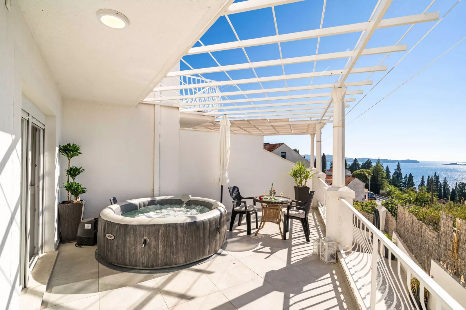 Apartments Blažević - Comfort Two Bedroom Apt with Hot Tub and Sea View-Terrasse