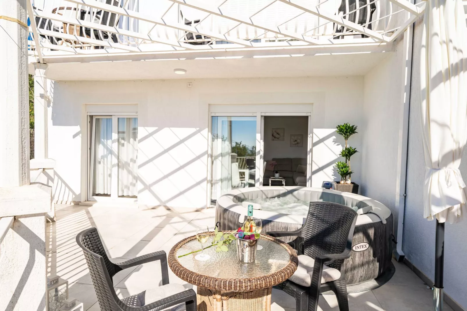 Apartments Blažević - Comfort Two Bedroom Apt with Hot Tub and Sea View-Terrasse