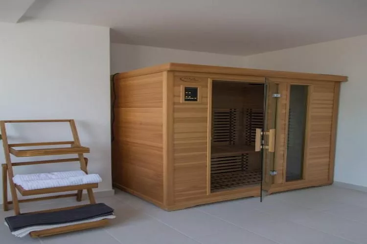 Holiday Home Thesaurum - Four Bedroom Holiday Home with Swimming Pool-Bathroom