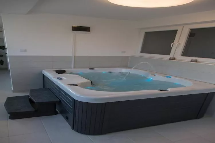 Holiday Home Thesaurum - Four Bedroom Holiday Home with Swimming Pool-Bathroom