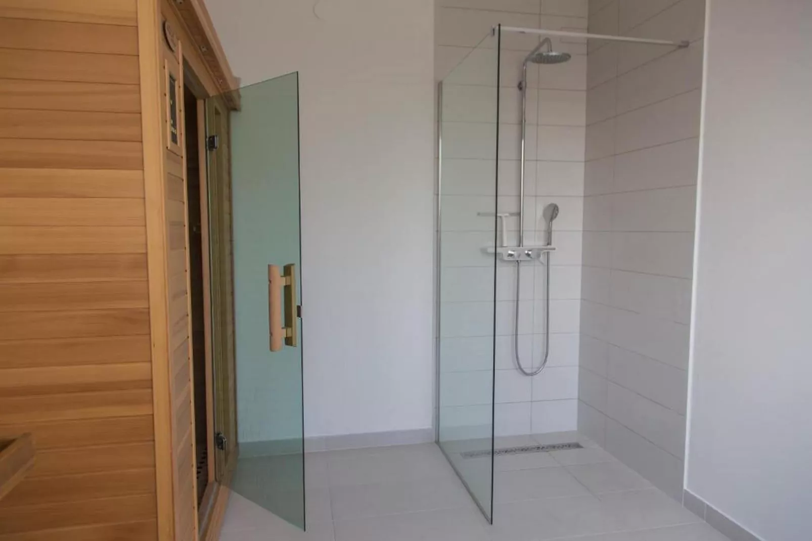 Holiday Home Thesaurum - Four Bedroom Holiday Home with Swimming Pool-Bathroom