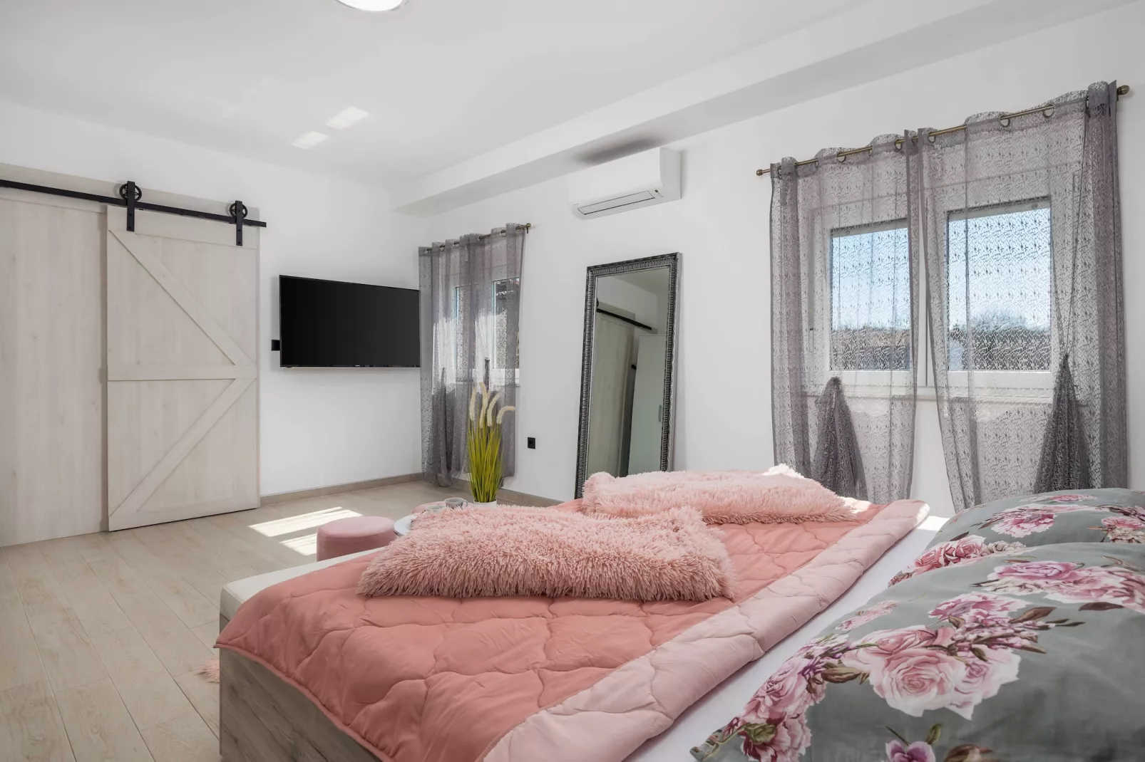 Villa Lemily - Five Bedroom Villa with Swimming Pool-Bedroom