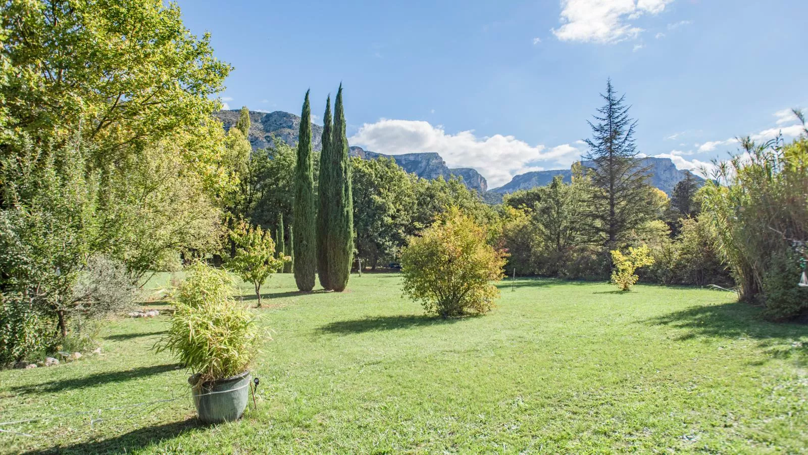 La petite maison de la ferme rose-Vue d'été