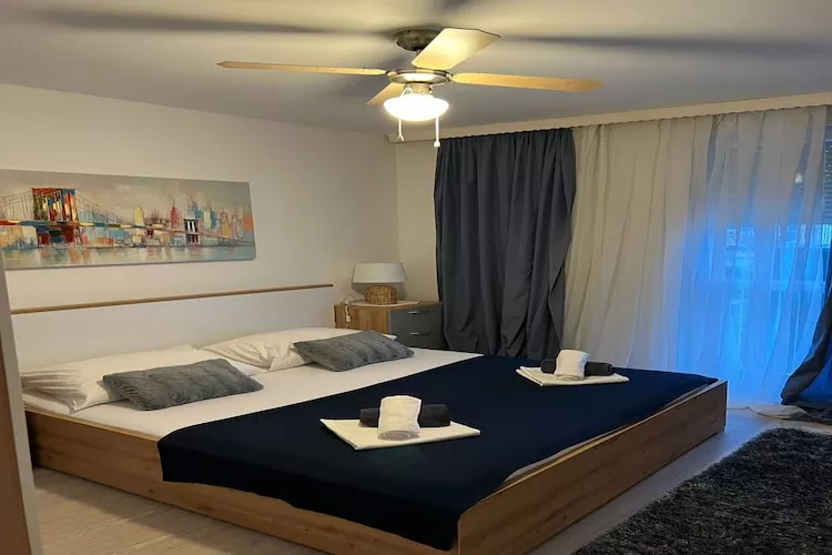 Apartment Alba - Three Bedroom Apartment with Loggia-Chambre