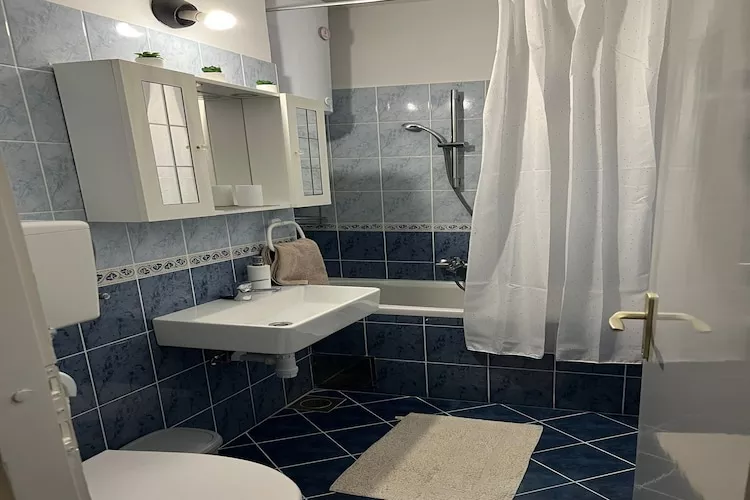 Apartment Alba - Three Bedroom Apartment with Loggia-Salle de bain