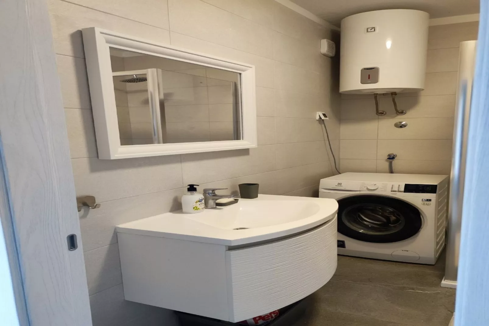SALT Apartment - One Bedroom Apartment with Terrace and Sea View-Bathroom