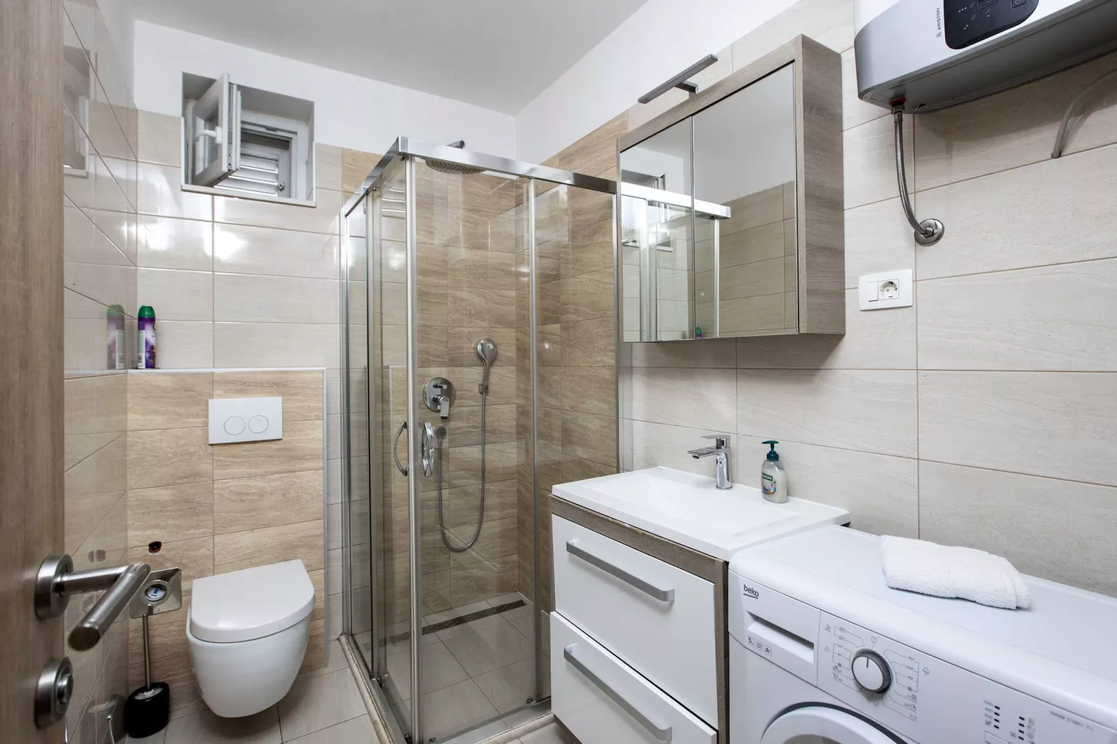 Apartment Villa Andelka- Three Bedroom Apartment with Swimming Pool-Salle de bain