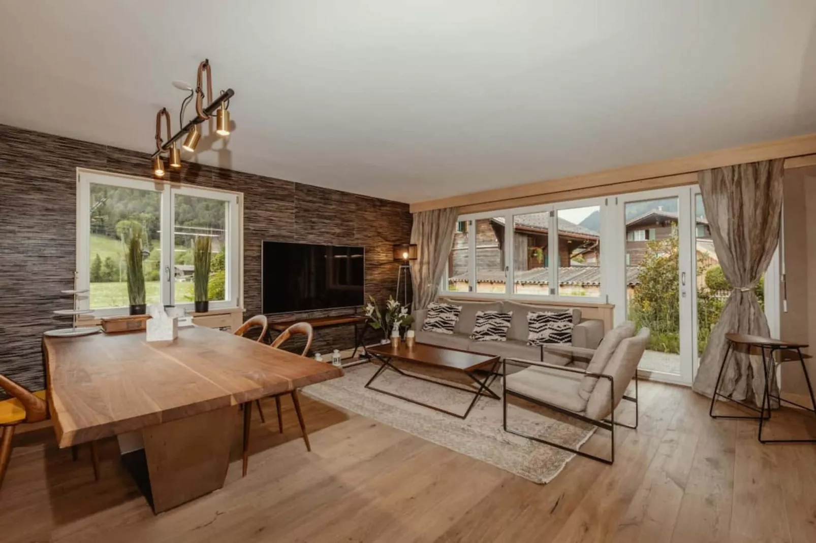 Gstaad Luxurious flat with terrace & stunning views-Living room
