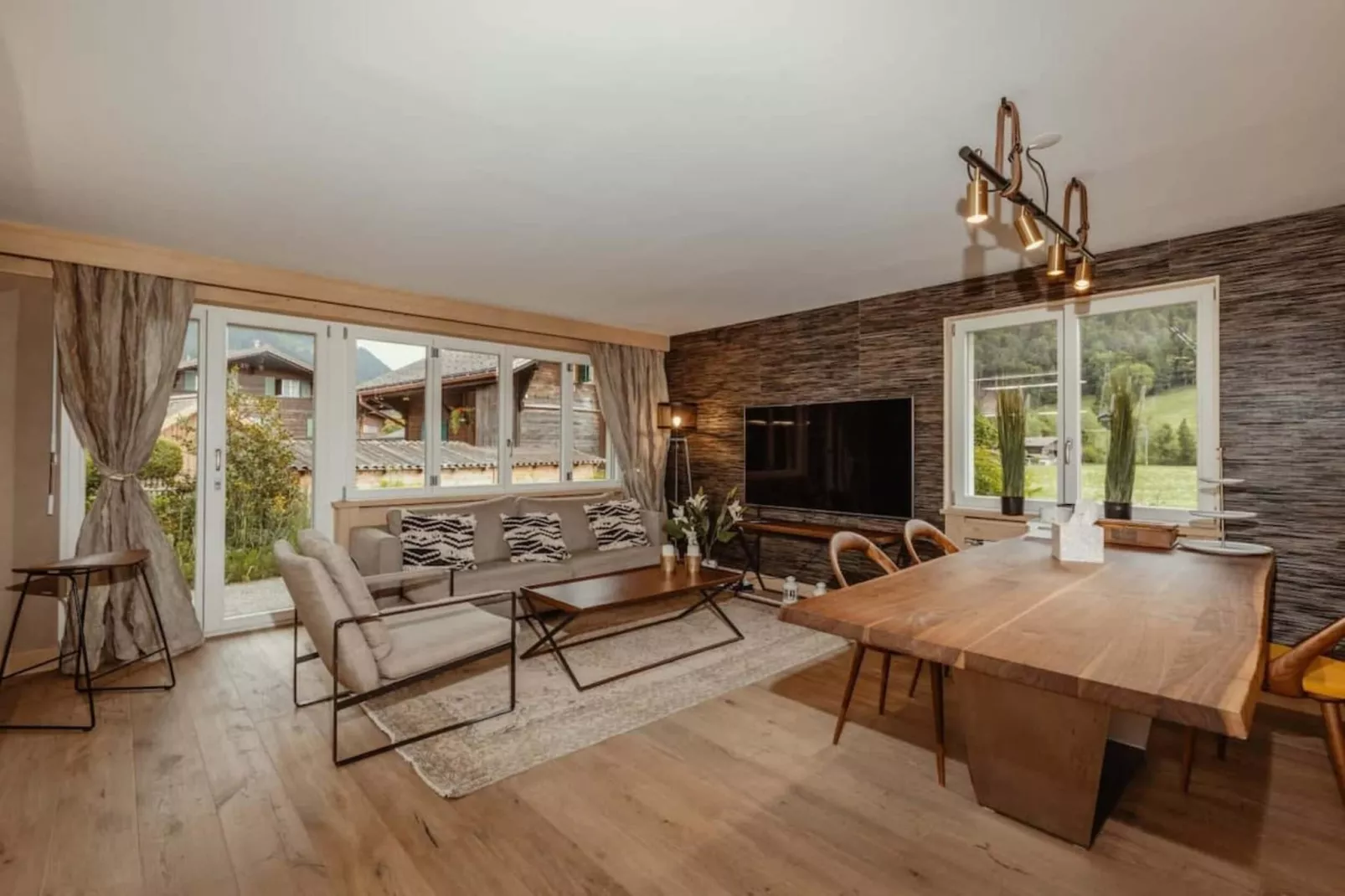 Gstaad Luxurious flat with terrace & stunning views-Living room