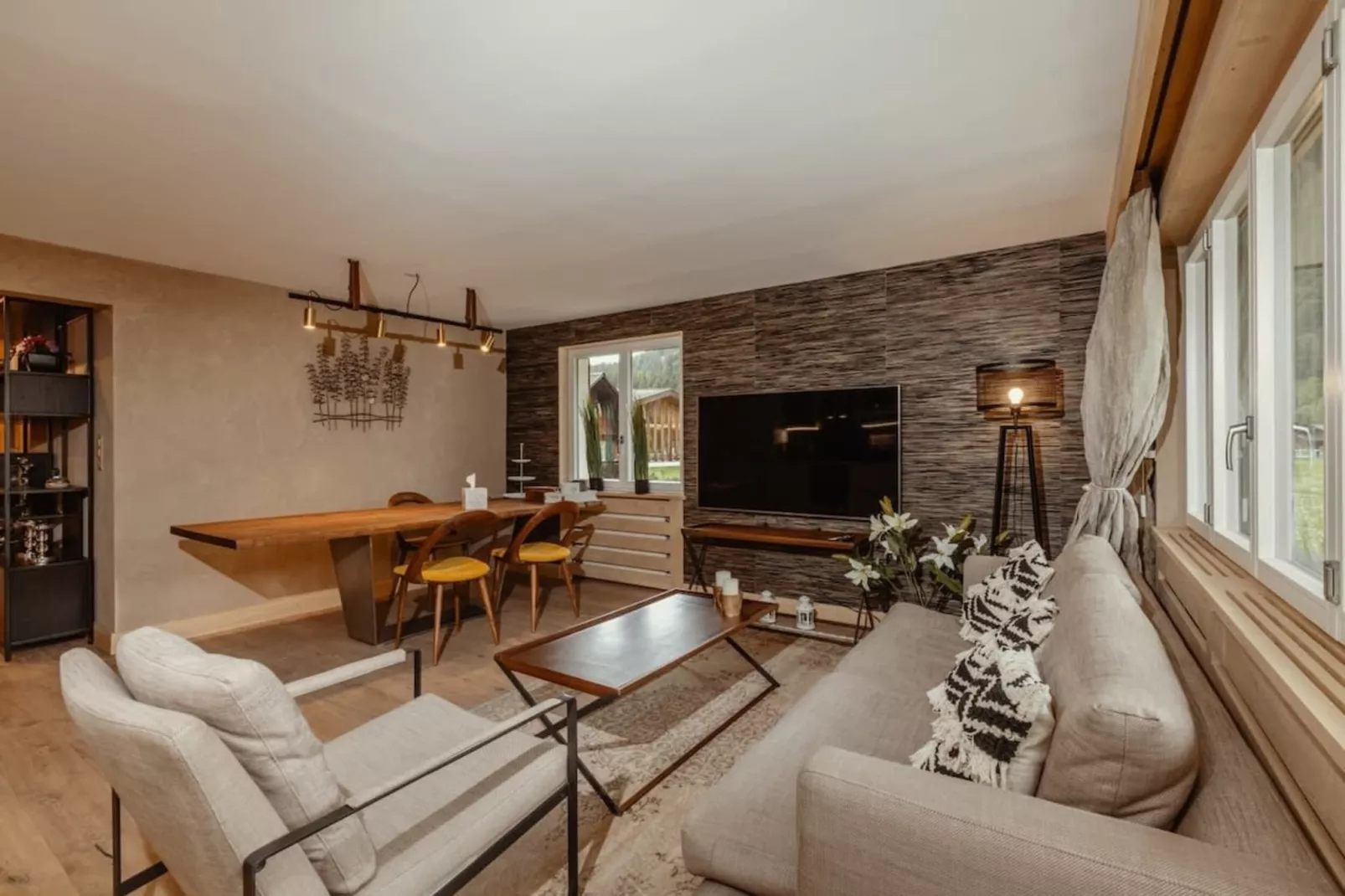 Gstaad Luxurious flat with terrace & stunning views-Living room