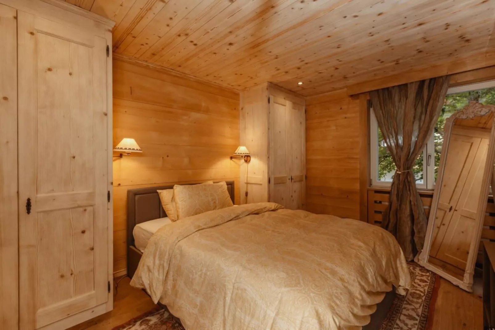 Gstaad Luxurious flat with terrace & stunning views-Bedroom