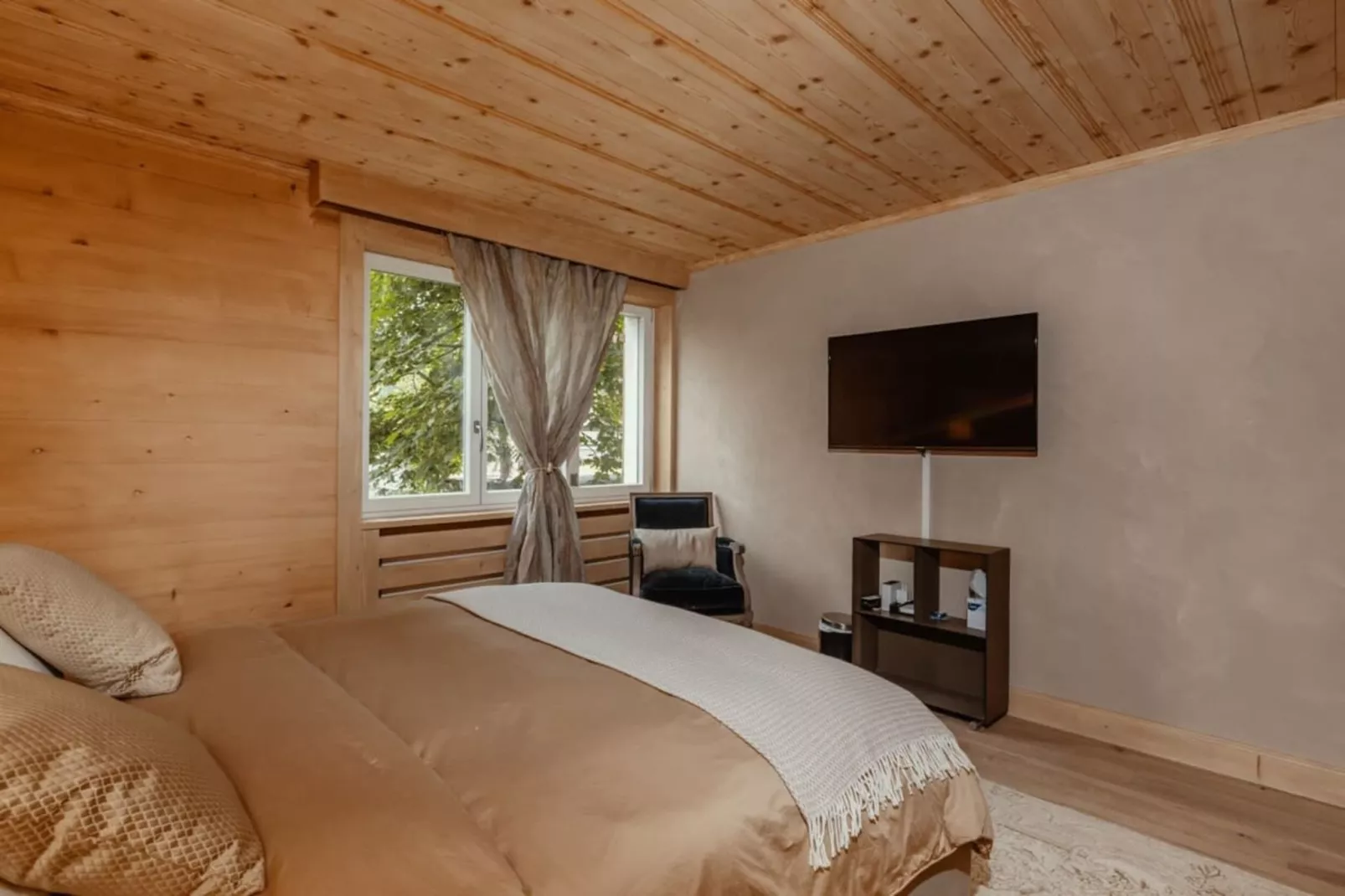Gstaad Luxurious flat with terrace & stunning views-Bedroom