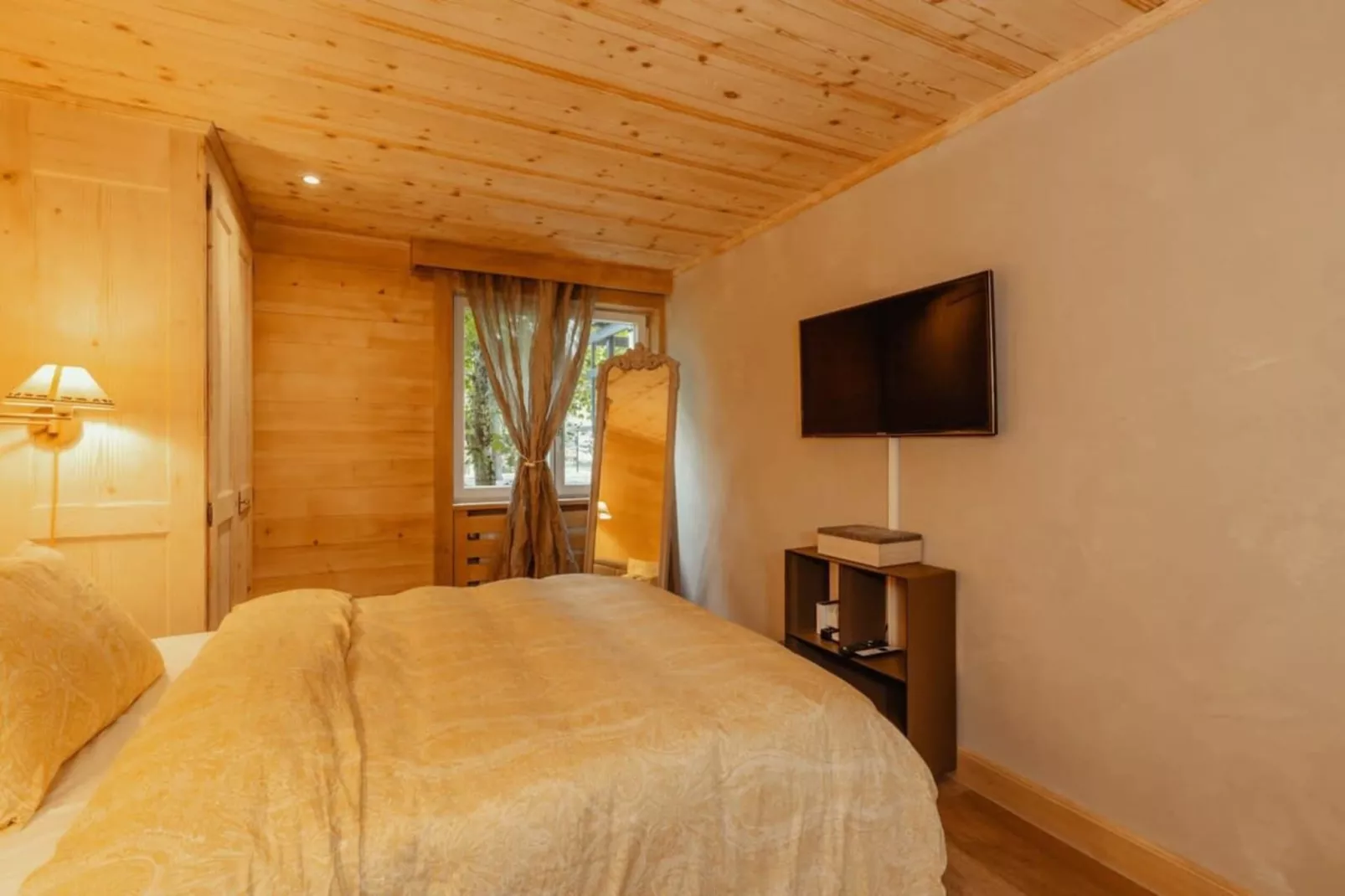Gstaad Luxurious flat with terrace & stunning views-Bedroom