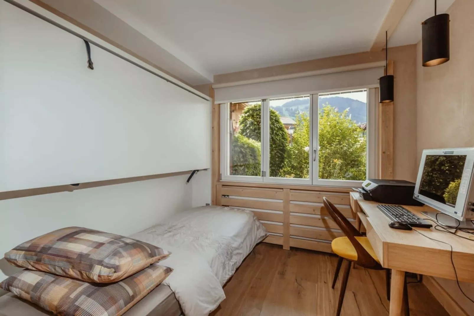 Gstaad Luxurious flat with terrace & stunning views-Bedroom