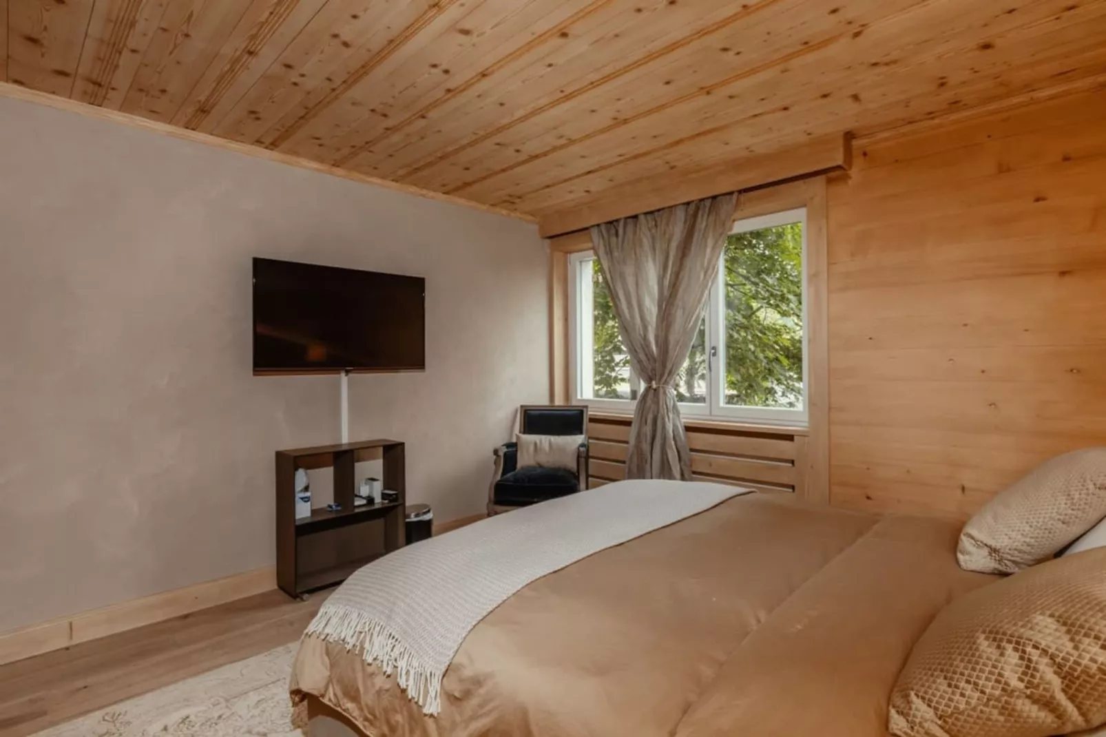 Gstaad Luxurious flat with terrace & stunning views-Bedroom