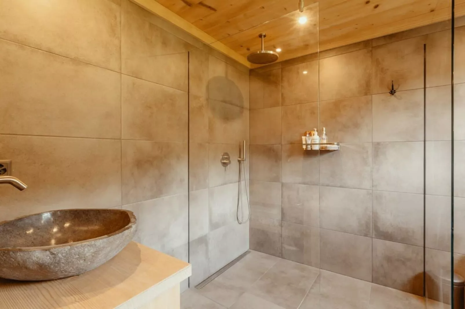 Gstaad Luxurious flat with terrace & stunning views-Bathroom